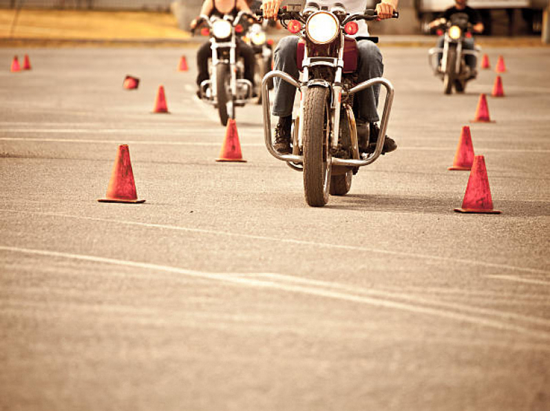 Curso de Pilotagem de Moto para Habilitados Preço Parque São Rafael - Curso de Pilotagem de Motocicleta Vila Alpina